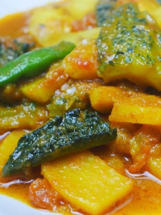 বড়ি দিয়ে করলা-আলুর ঝোল, প্রথম পাতে নেবেন, পুরো ভাত খাবেন