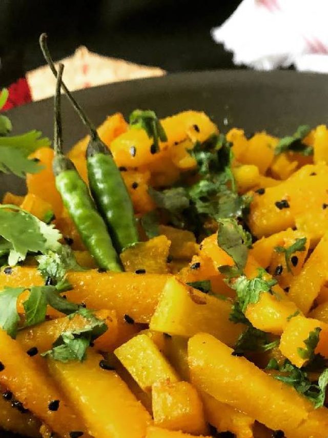 ষষ্ঠীর দিন খাওয়া চাই লুচি, সঙ্গে থাকুক নিরামিষ মিষ্টি কুমড়োর তরকারি