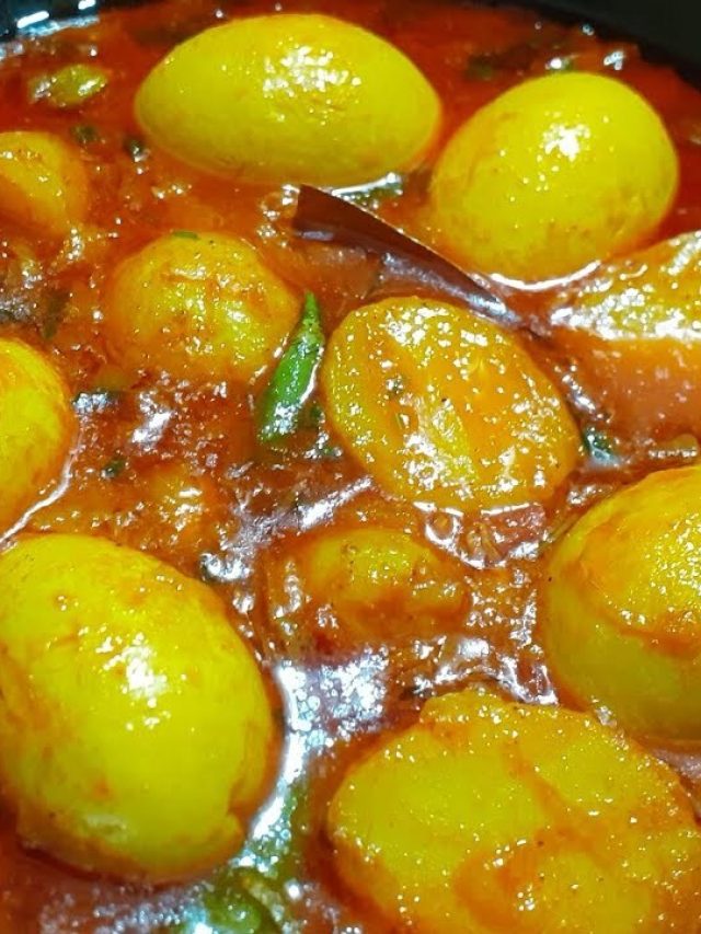 এই খাবার খেলে মাংস ভুলে যাবেন। জানুন, ডিমের ধোকার ডালনার রেসিপি