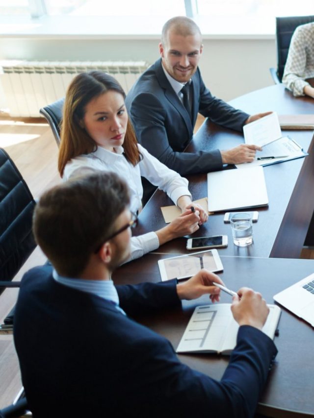 অফিসে কেউ কলকাঠি নাড়ছে? ৭ উপায়ে জানুন