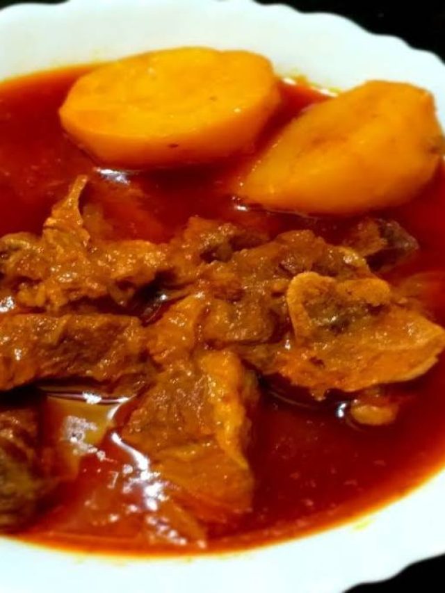 আলু-পেঁপে দিয়ে খাসির পাতলা ঝোল, সঙ্গে শুধু চাই গরম ধোঁয়া ওঠা ভাত