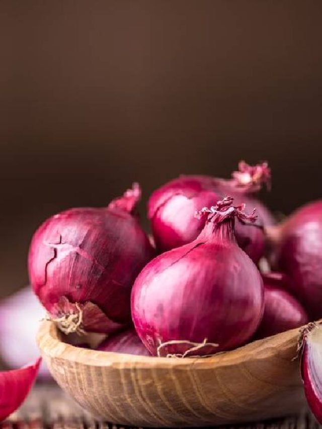 ভাতের পাতে কাঁচা পেঁয়াজ খেলেই সর্বনাশ, এই ৪ জন দূরে থাকুন