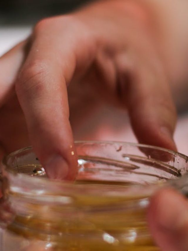 রান্নাঘরের এই জিনিসটি রোজ মাখুন, লাখ টাকার ক্রিম ফেল