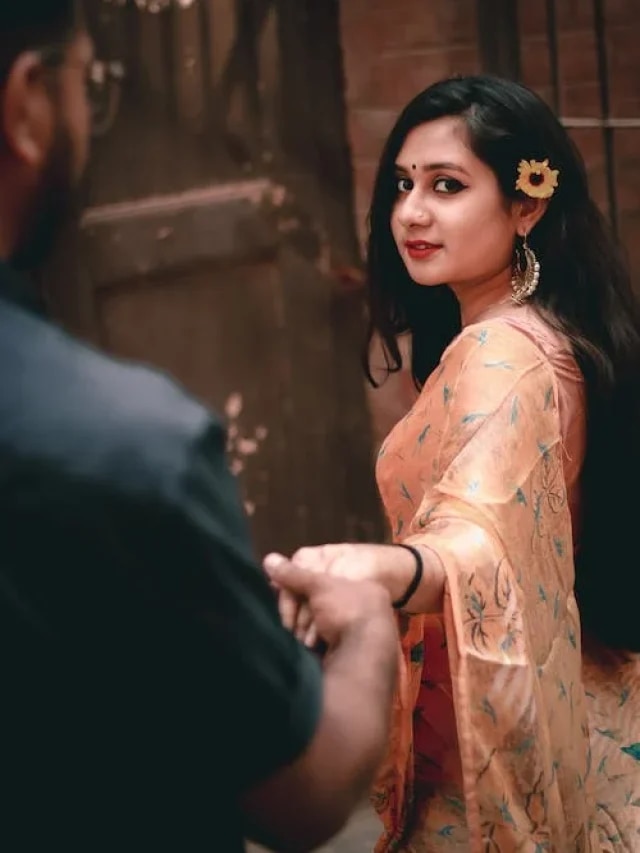 প্রেমে পড়লে মেয়েরা এভাবে সিগন্যাল দেয়, ছেলেদের জানতেই হবে