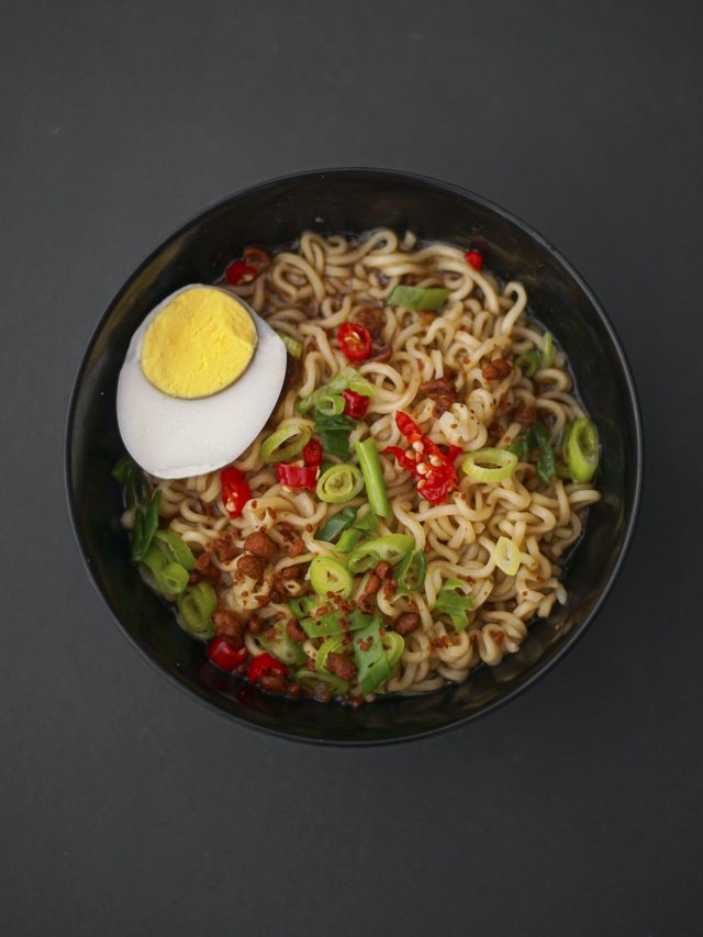 সেজওয়ান এগ চাউমিন বানাতে ১৫ মিনিট লাগে, রেসিপি রইল