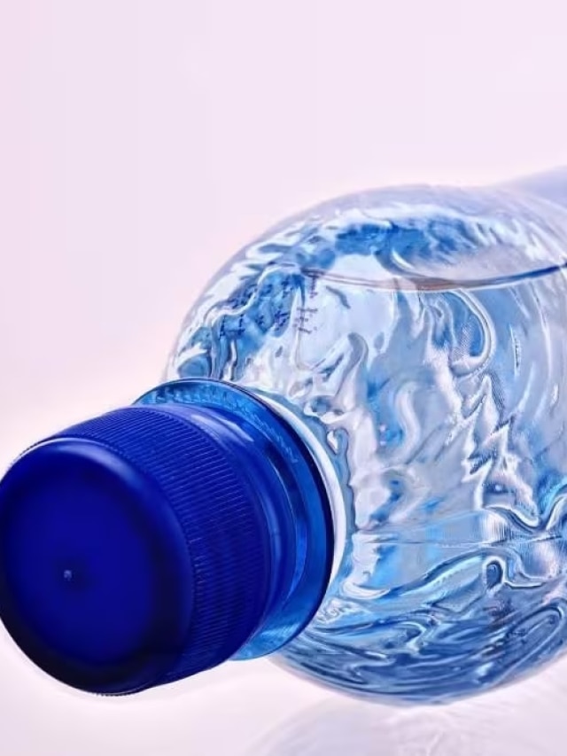 প্ল্যাস্টিকের বোতল কতদিনের বেশি ব্যবহার করা উচিত নয়?