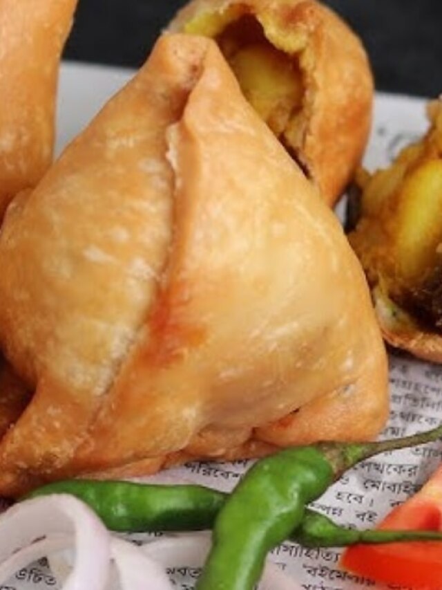 সন্ধ্যা হলেই জমিয়ে স্বাদ নিচ্ছেন সিঙাড়ার! দেশে কীভাবে এল এই খাবার?