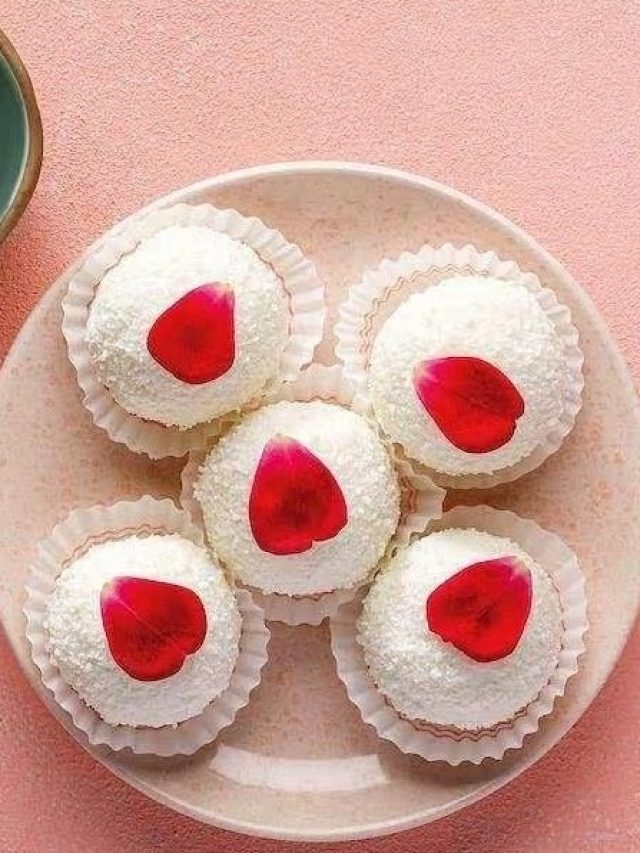 মুখে দিলেই গলে যাবে, ভাইফোঁটায় বাড়িতেই বানান এই সন্দেশ