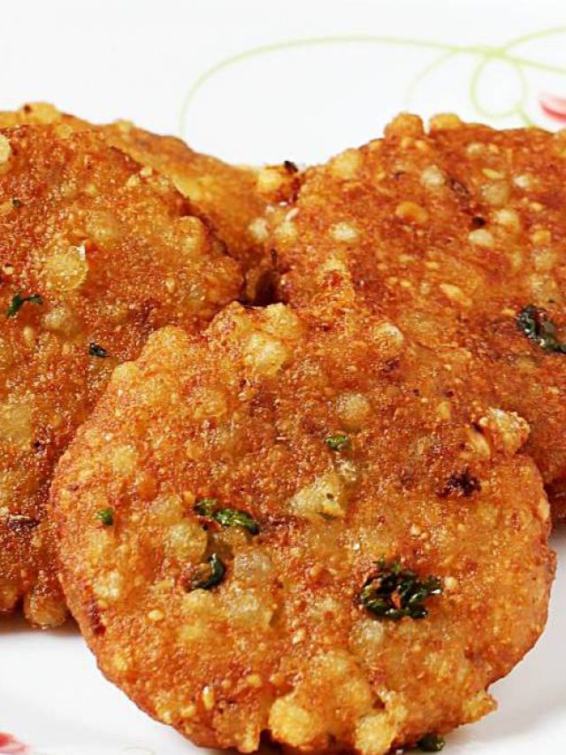 উপোসের পর মুখরোচক কিছু খাবেন? বানিয়ে নিন নবরাত্রি স্পেশ্যাল সাবুর বড়া