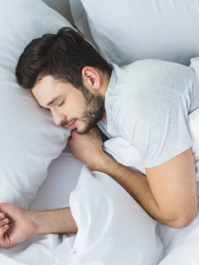 রাতে বালিশে এই ৬ জিনিস রেখে ঘুমোন, অর্থাভাব থেকে অশান্তি সব ভ্যানিস