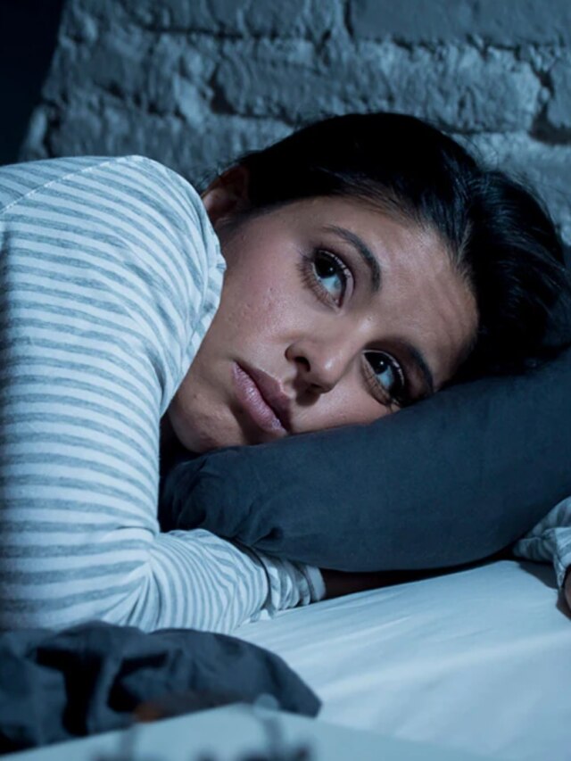 রাতে ঘুম আসে না? এই ২ টোটকায় চোখ বুজলেই গভীর ঘুম