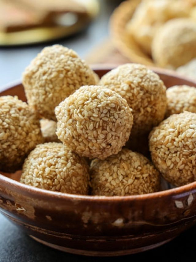 নারকেল নাড়ু তো হল, লক্ষ্মীপুজোয় লাগে তিলের নাড়ু, জানুন রেসিপি