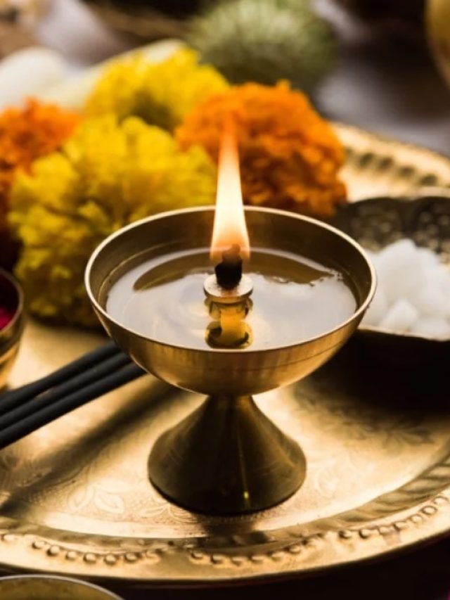 প্রদীপে ঘি না তেল, কীসে জ্বালালে হয় অর্থলাভ?