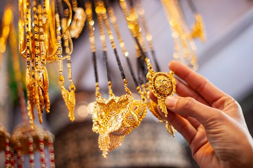 सोना खरीदते वक्त ना करें गलती, यूं करें सही हॉलमार्क की पहचान