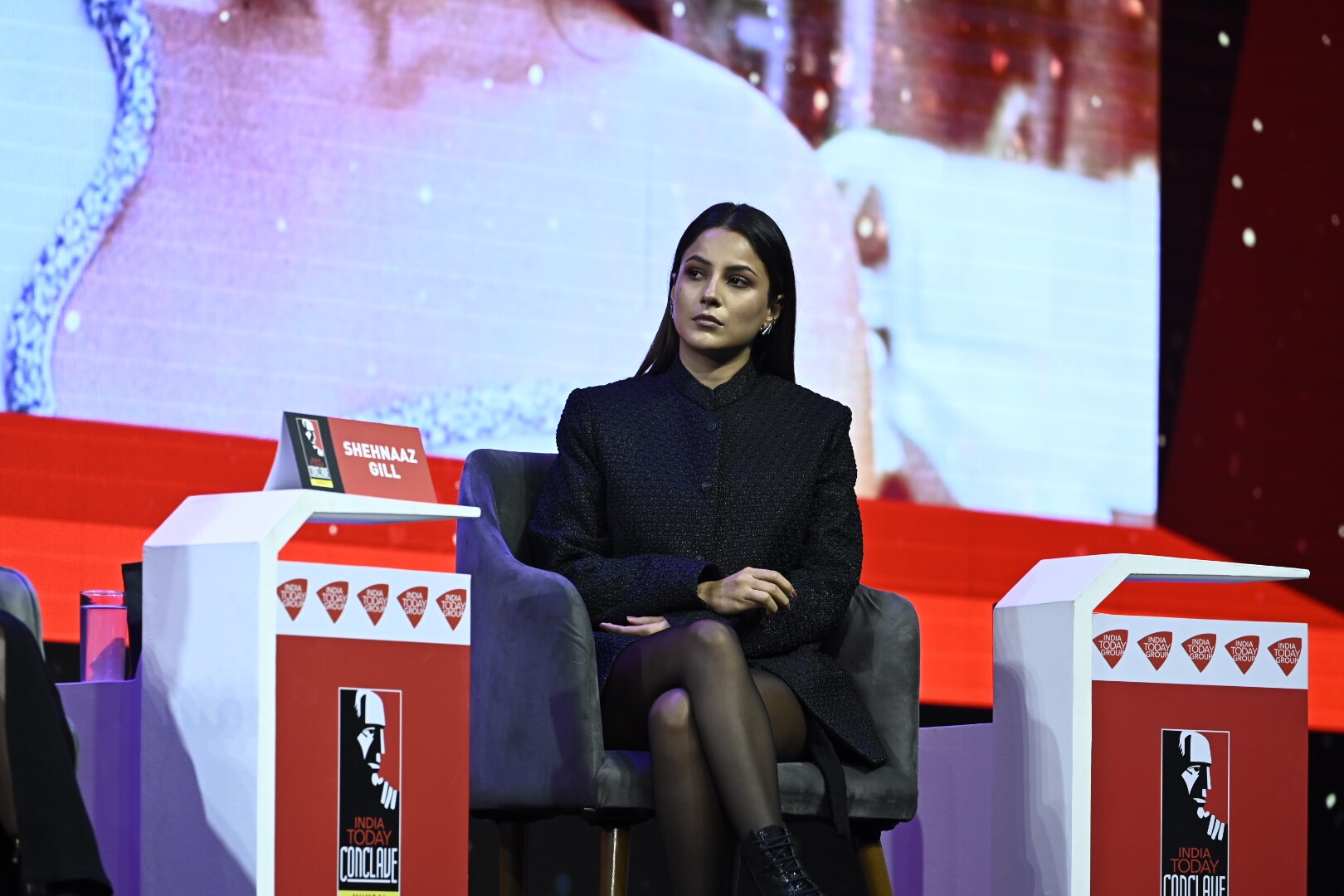 करोड़पति सिंगर को डेट कर रहीं शहनाज! केमिस्ट्री देख पैप्स ने चिढ़ाया, लगीं शरमाने