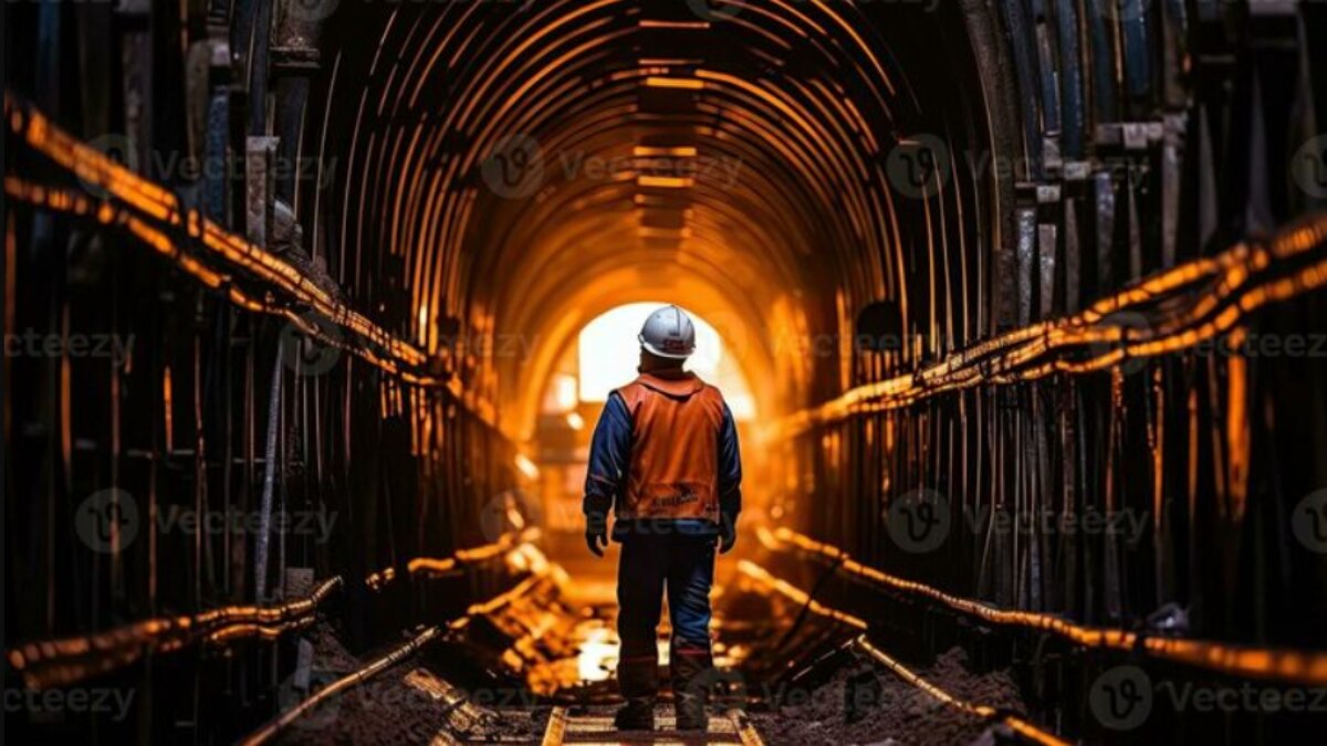 मजदूरों के अलावा किसका है टनल बनाने में अहम रोल, मिलती है मोटी सैलरी