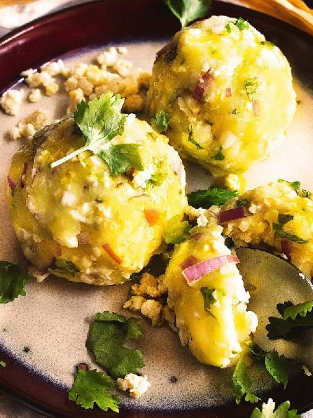 বাঙালির সবচেয়ে আরামের খাবার, আলু-ডিম মাখা পাতে থাকলে লাগবে না আর কিছু