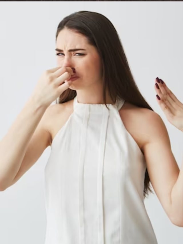 মাছ ধোওয়ার পর হাতে আঁশটে গন্ধ? দূর হবে এই সহজ টোটকায়