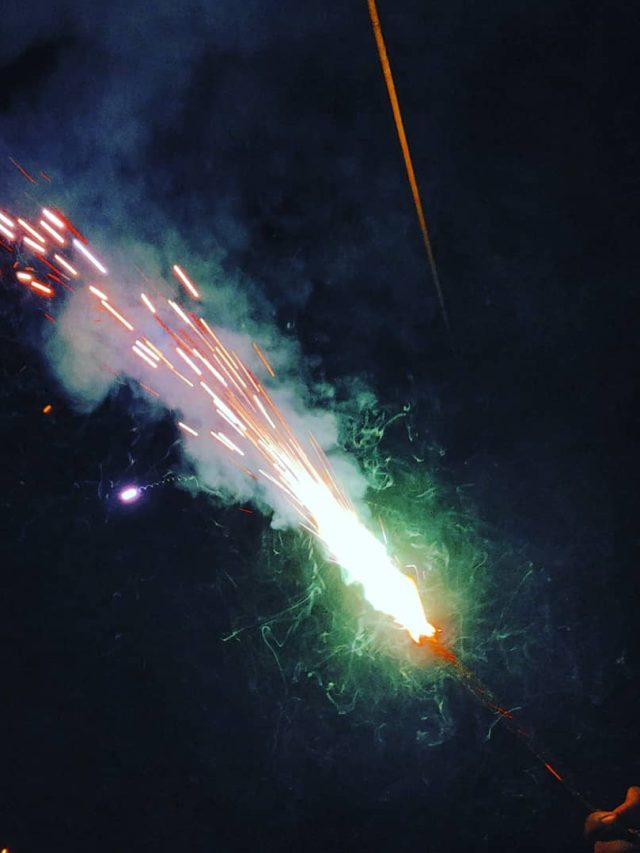 সম্পূর্ণ নিরাপদ রংমশাল, বাড়িতে বানাবেন কীভাবে?