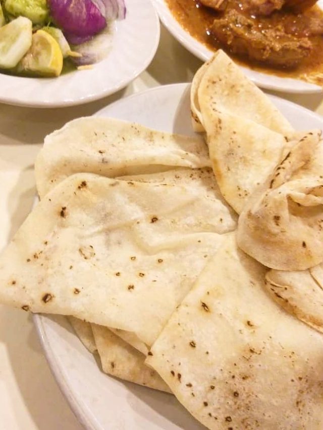 পাতলে ফিনফিনে রুমালি রুটি বাড়িতেই, সহজ রেসিপি শিখে নিন