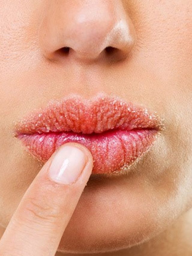 ঠান্ডা পড়তেই ঠোঁট ফেটে চৌচির? এভাবে দূর করুন শুষ্কতা