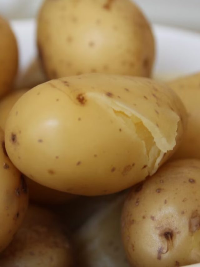 কেজি কেজি গরম সেদ্ধ আলুর খোসা ছাড়ান কয়েক সেকেন্ডে, ট্রিক রইল