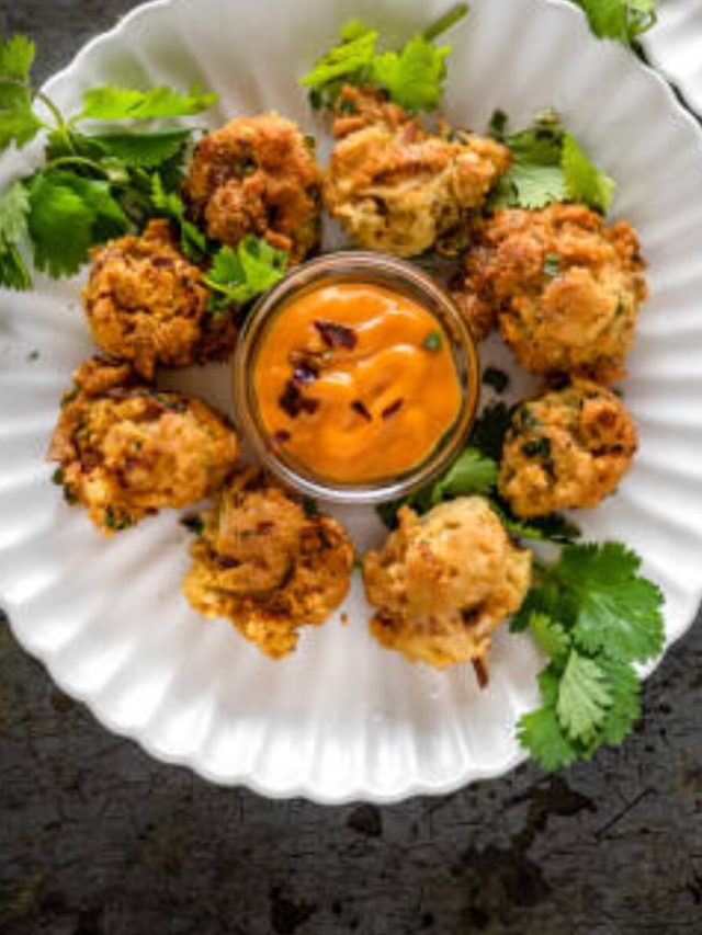 চা ও মুচমুচে পেঁয়াজ কলির বড়া, বানাতে জাস্ট ১৫ মিনিট লাগে