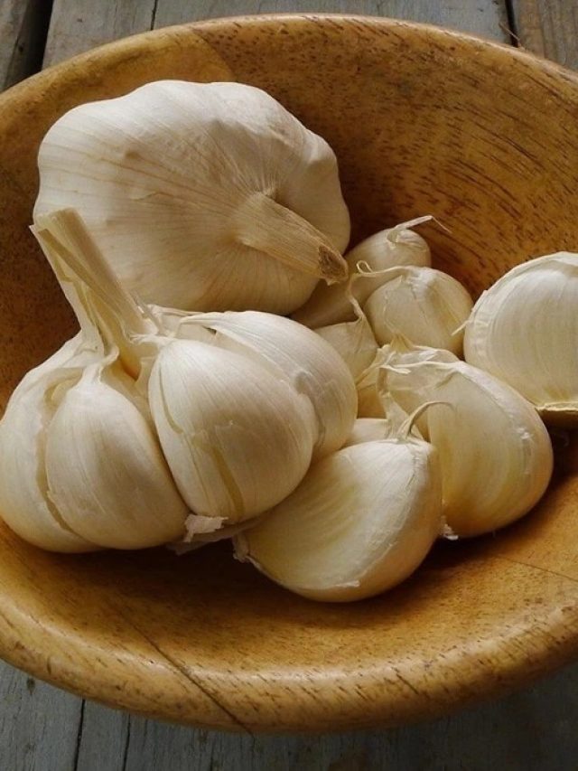 পোশাকের দুর্গন্ধ শুষে নেয় রসুনের খোসা, এভাবে ব্যবহার করুন
