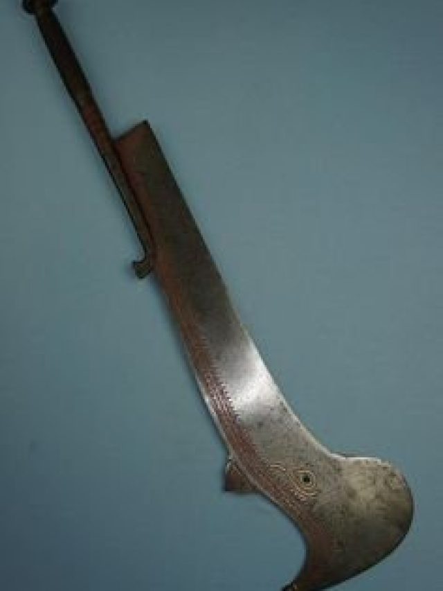 অলৌকিক? বিসর্জনের পর কালীর খাঁড়া বাড়িতে রাখলে যা ঘটে