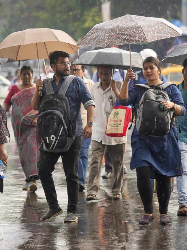 এ সময় হঠাৎ বৃষ্টিতে ভিজেছেন? সুস্থ থাকতে যা করবেন