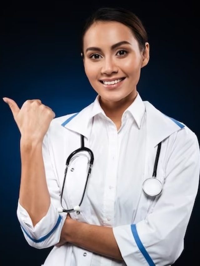 ডাক্তাররা সাদা পোশাক পরেন, কেন জানেন?