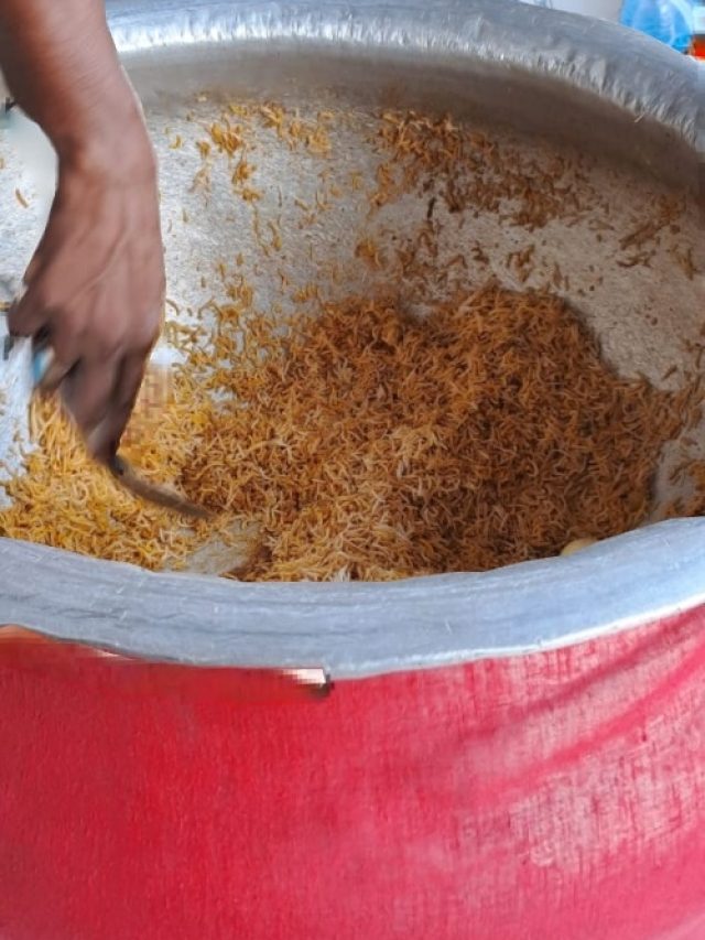 বিরিয়ানি তোলার সময় হাতা ঠুঁকে আওয়াজ করা হয়, কারণ জানেন?