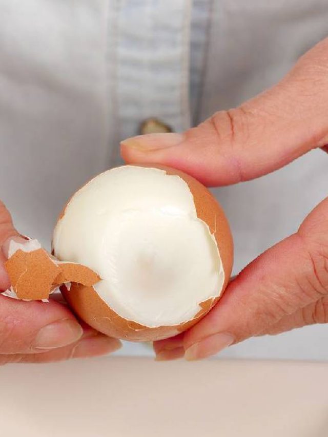 শুধু দিতে হবে ফুঁ! সেদ্ধ ডিম থেকে খোসা ছাড়বে সহজে