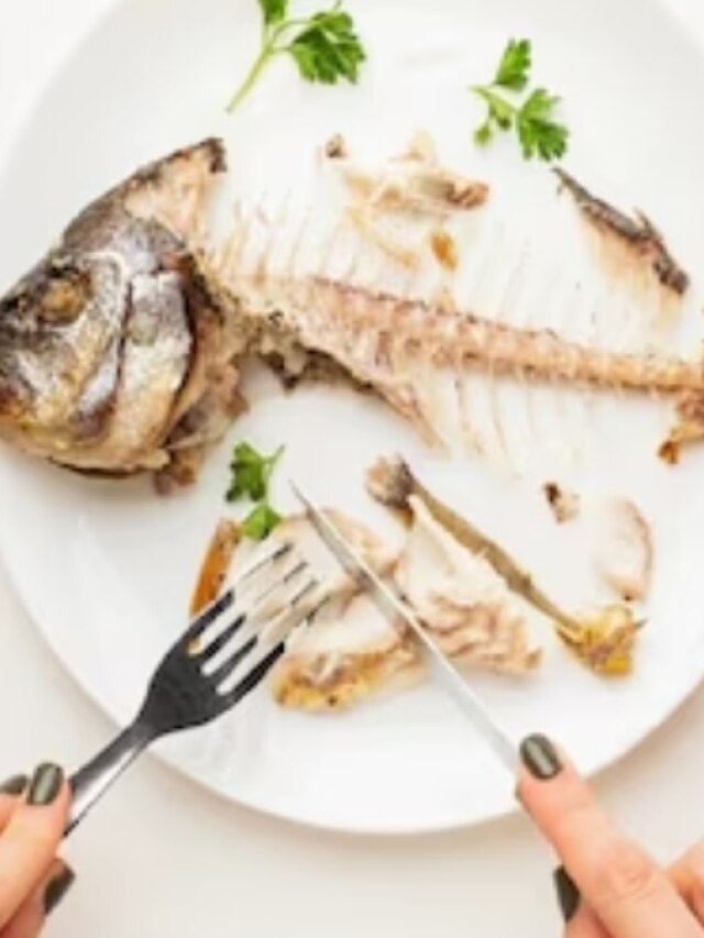 গলায় আটকে মাছের কাঁটা, এক সেকেন্ডে বেরিয়ে যাবে এই ট্রিকসে