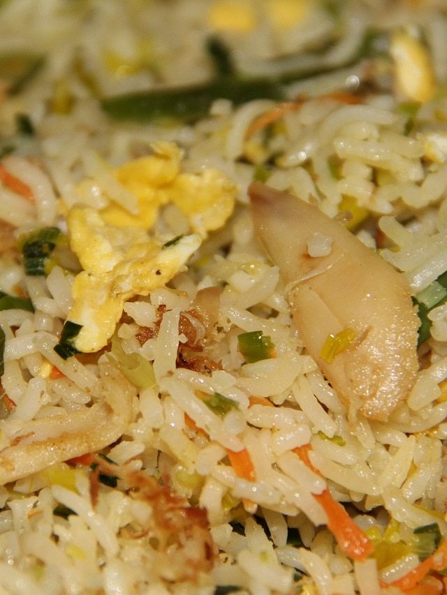 রেস্তোরাঁর মতো ফ্রায়েড রাইসে হালকা পোড়া গন্ধ আনবেন কীভাবে?