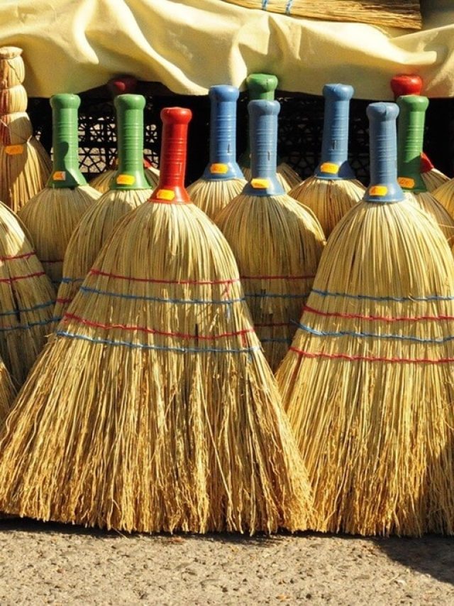 ধনতেরাসে ঝাড়ু কেনা শুভ কেন? নিয়মকানুন, রীতি কী?