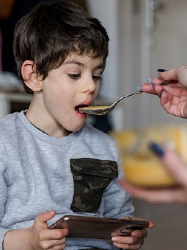 বাচ্চাকে মোবাইল দেখিয়ে খাবার খাওয়ান, কী কী ক্ষতি করছেন জানেন?