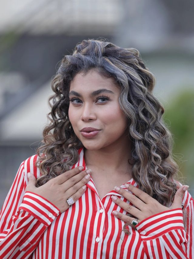 সাদা চুলেই মাত করুন দুনিয়া, দেখে নিন কাঁচা-পাকা চুলের স্টাইল