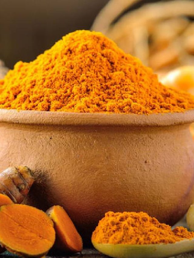 ঠোঁট ফাটছে? ফুরিয়েছে লিপবামও, চিন্তা কী বাড়িতে হলুদ আছে তো