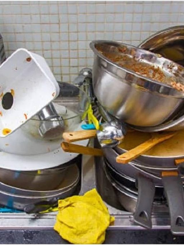 বাসনের তেল চিটচিটে ওঠাতে পারছে না কাজের মাসি? ফ্রিজে টমেটো সস আছে তো