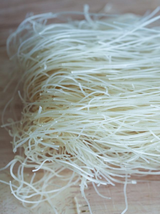 সেদ্ধ করতে গিয়ে চাউমিন গলে পাক? ৬ উপায়ে রেস্তোরাঁর মতো হবে