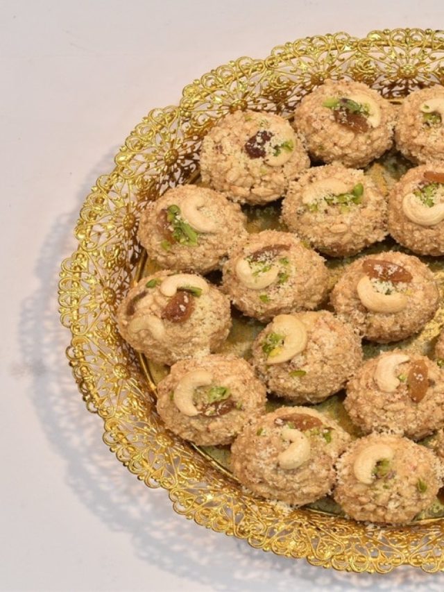 শীতের অপেক্ষা না করে উৎসবের মরসুমে বাড়িতে বানান জয়নগরের স্টাইলে খাঁটি মোয়া