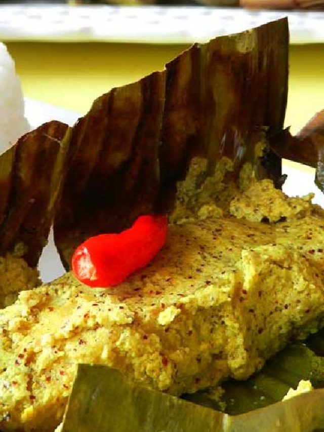 লেবুপাতা দিয়ে ভেটকি মাছের পাতুরি খেয়েছেন? ভুলবেন বিয়ে বাড়ির স্বাদ