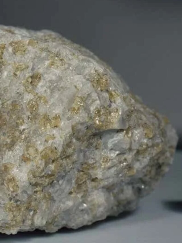 Hydrogen found in Moon rocks! Groundbreaking discovery by Scientists working on Apollo mission samples