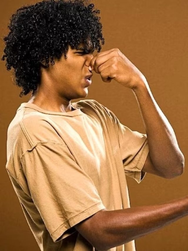 শীতে জুতো -মোজার দুর্গন্ধ দূর করুন সহজ উপায়ে