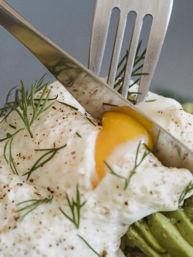 খোসা ভেঙে ডিম সেদ্ধ করুন -জানুন কীভাবে