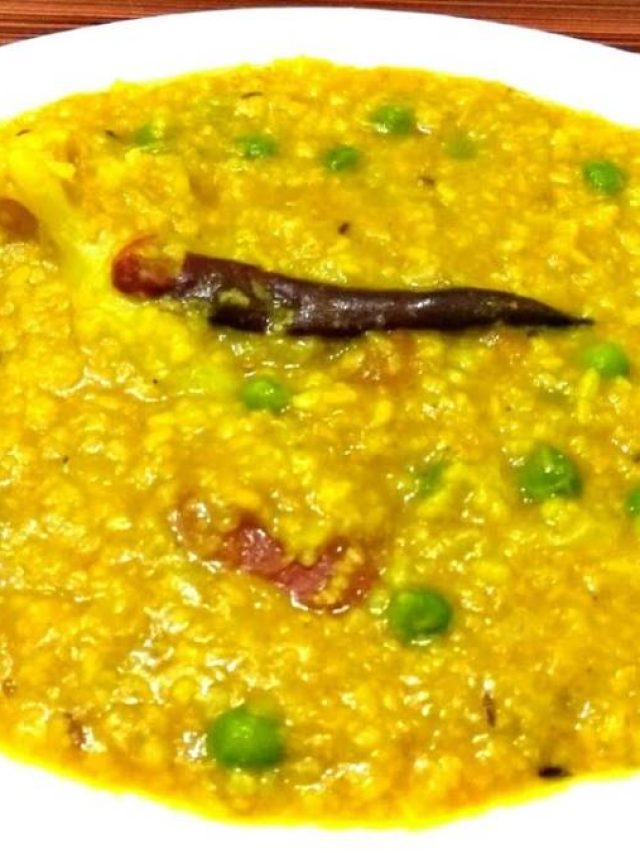 হাল্কা শীতের আমেজে পাতলা খিচুড়ি, সঙ্গে থাক আলুভাজা-ডিমভাজা