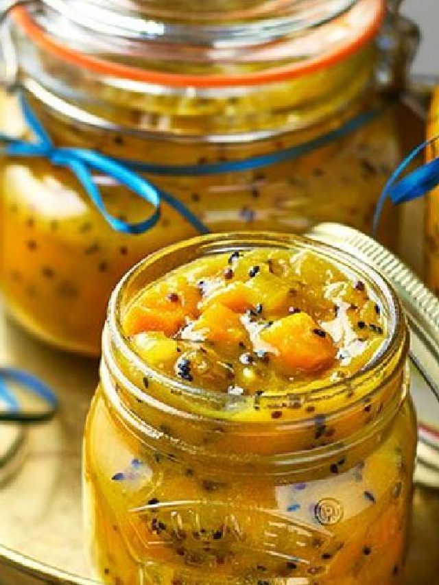 সংসারে বড় বিপদ আসতে পারে, এইদিকে আচারের শিশি রাখেন নাকি?