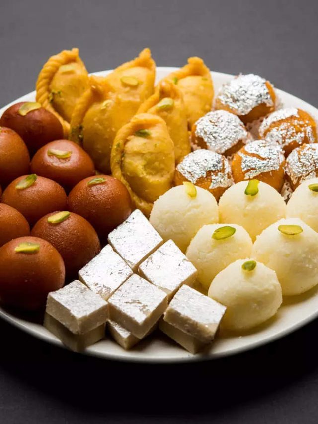 বাসি মিষ্টি ধরা পড়ছে বহু দোকানে, কীভাবে চিনবেন?