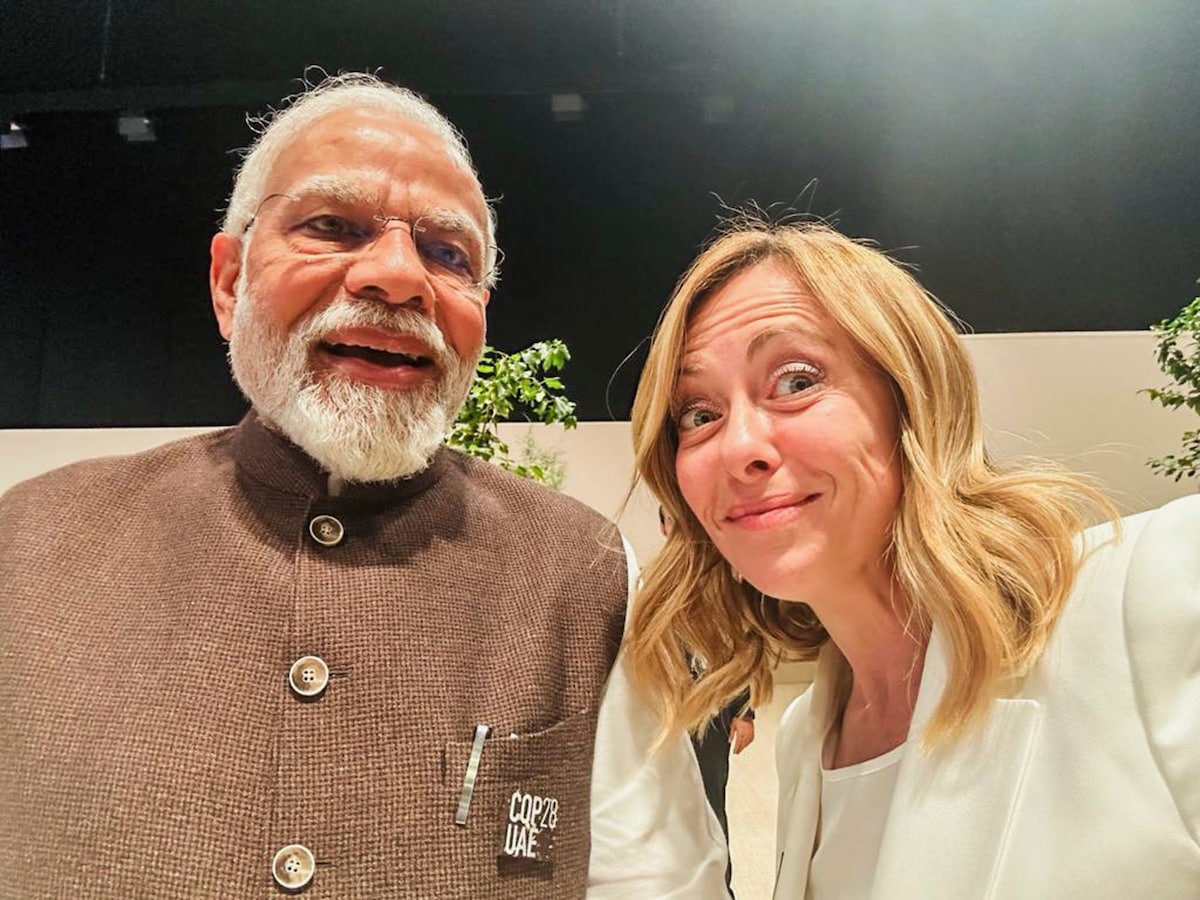 इटली की PM मेलोनी ने मोदी संग ली सेल्फी, एक बार फिर ट्रेंडिंग में आया #Melodi 
NATIONAL NEWS Italy's PM Meloni took selfie with Modi, #Melodi once again trending